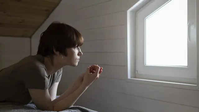 Wanita terdiam di ruangan