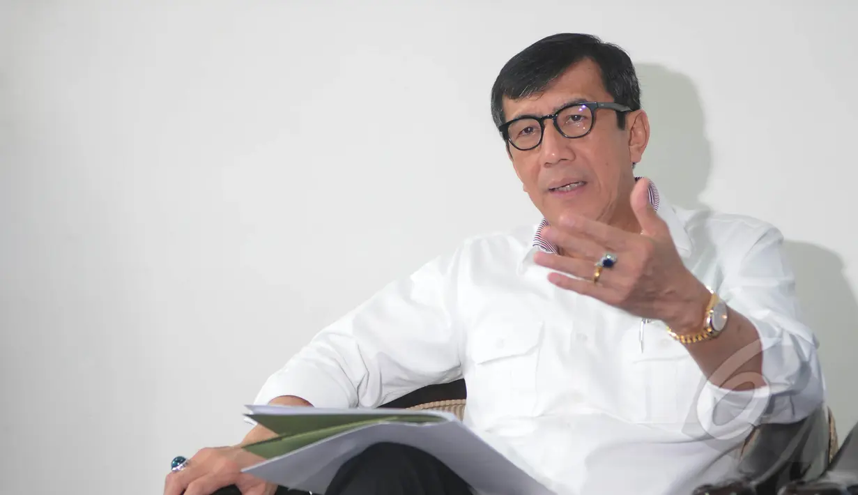 Menkumham Yasonna Laoly saat menggelar jumpa pers di Kemenkumham, Jakarta, Selasa (10/3/2015). Kementerian Hukum dan HAM mengesahkan DPP Partai Golkar hasil Munas Ancol kubu Agung Laksono. (Liputan6.com/Herman Zakharia)