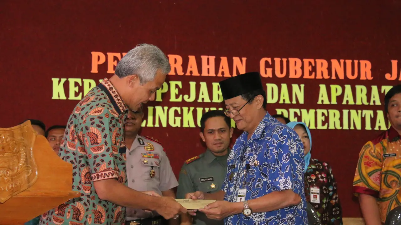 Plt Wali Kota Tegal Nursholeh