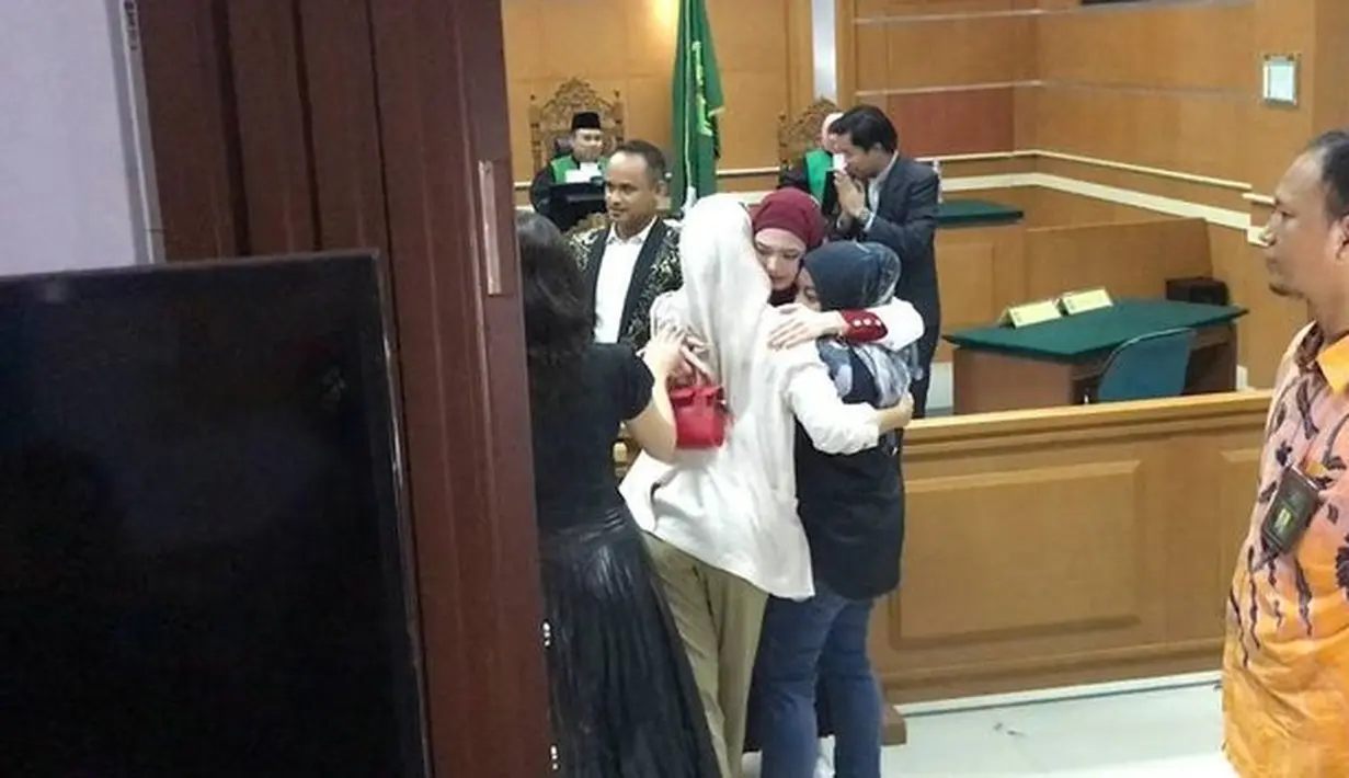 Usai sidang, Inara langsung memeluk teman-teman sekolahnya yang hadir untuk memberikan dukungan moril. [Foto: KapanLagi.com/Adi Abbas Nugroho]