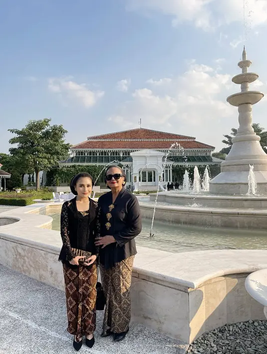 Tak sendiri, Prilly Latuconsina menjelma jadi perempuan Jawa bersama Christine Hakim [@prillylatuconsina96]