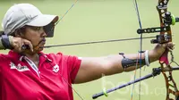 Pepanah Indonesia, Rona Siska Sari, mengikuti pemusatan latihan nasional jelang SEA Games 2017 di Cibubur, Jakarta Timur, Rabu (26/4/2017). (Bola.com/Vitalis Yogi Trisna) 