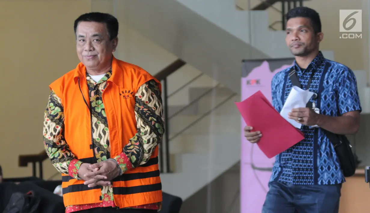 Mantan Sekretaris Dinas Pendidikan Kabupaten Klaten Sudirno (kiri) usai menjalani pemeriksaan penyidik di Gedung KPK, Jakarta, Jumat (28/6/2019). Sudirno diperiksa KPK sebagai tersangka terkait kasus dugaan jual beli jabatan di lingkungan Pemkab Klaten pada tahun 2016. (merdeka.com/Dwi Narwoko)