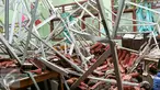 Atap kelas SDN 6 Kalibaru ambruk sekitar pukul 07.15 Wib sebelum kegiatan belajar dimulai, Cilodong, Jawa Barat, Jumat (26/2/2016). Sebanyak 4 ruangan kelas dan guru di SDN Kalibaru 6 ambruk karena tingginya curah hujan. (Liputan6.com/Yoppy Renato)