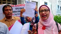Sejumlah guru yang tergabung dalam FSGI menggelar aksi dukungan terhadap Kepala Sekolah SMA 3 Retno Listyarti terkait laporan orangtua murid SMAN 3 Jakarta di Polda Metro Jaya, Jakarta, Selasa (10/3/2015). (Liputan6.com/Yoppy Renato)