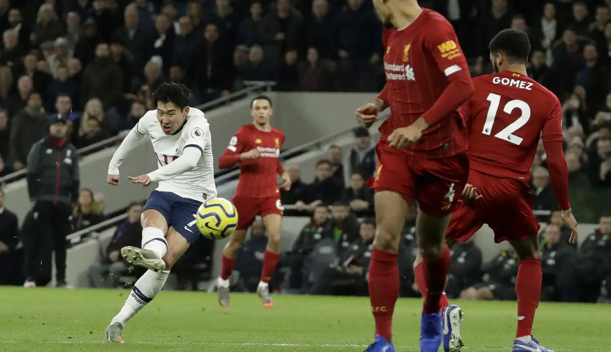 Penyerang Tottenham Hotspur, Son Heung-min menembak bola ke arah gawang Liverpool saat bertanding di Liga Inggris di Stadion Tottenham Hotspur di London, Inggris, Sabtu (11/1/2020). Liverpool menang 1-0 atas Tottenham. (AP Photo/Matt Dunham)