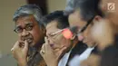 Gubernur Sulawesi Tenggara nonaktif Nur Alam (kiri) saat mengikuti sidang lanjutan dugaan suap perizinan tambang nikel di Pengadilan Tipikor, Jakarta, Jumat (23/2). Sidang mendengar keterangan saksi ahli. (Liputan6.com/Helmi Fithriansyah)