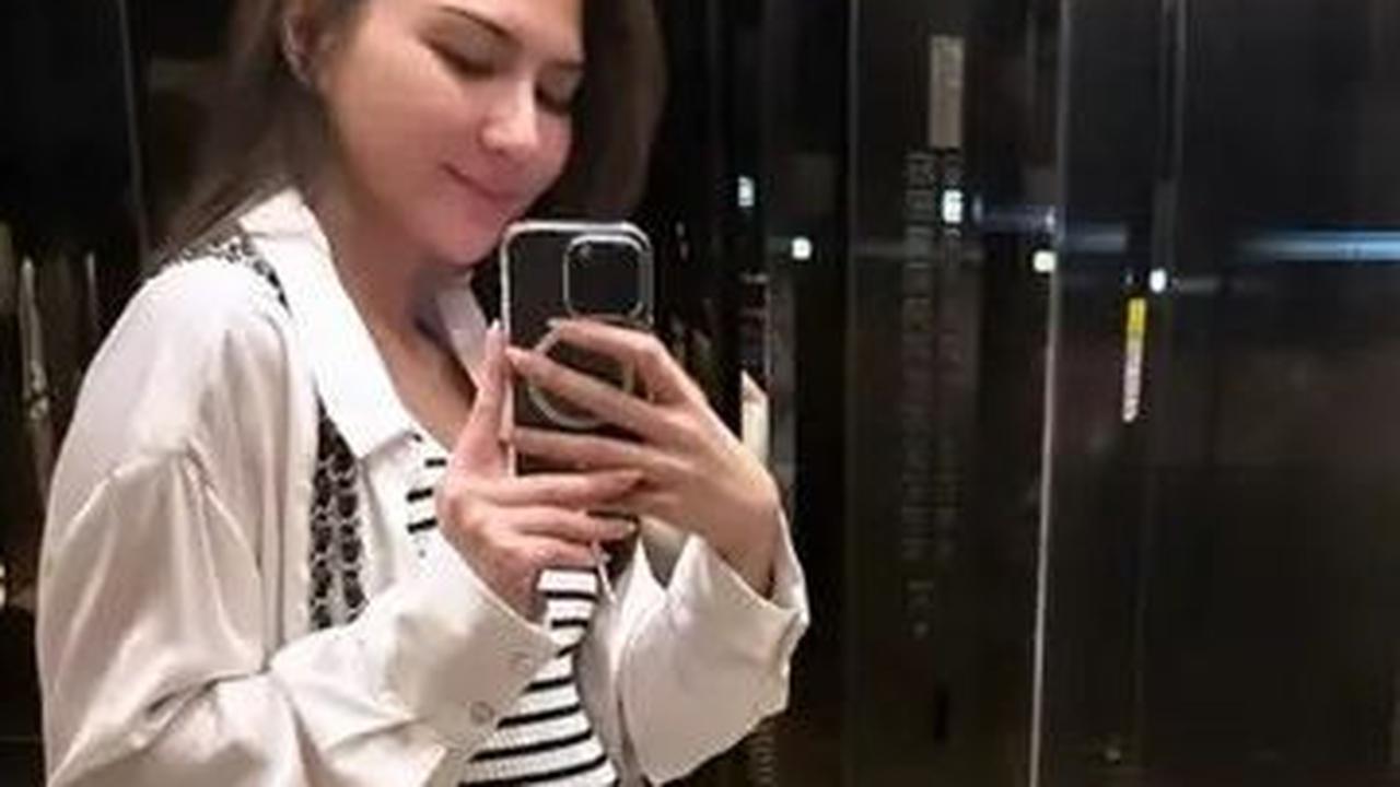 Inilah postingan pertama Jessica Mila yang memamerkan baby bump setelah mengumumkan kehamilannya. Dalam keterangannya, terungkap  usia kandungan Mila saat itu 12 minggu atau 3 bulan.