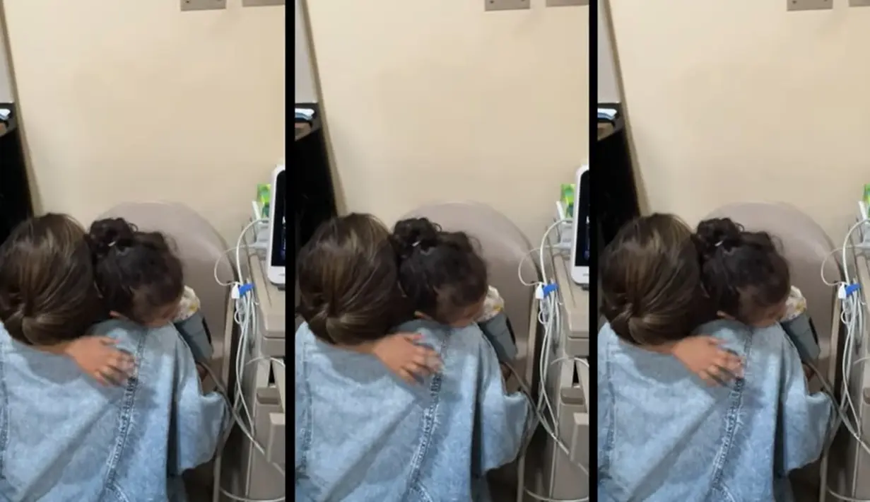 Mutia Ayu menceritakan putrinya yang demam naik turun. Bahkan, panasnya hingga mencapai 42 derajat celscius. Kamis (14/12) sore, Mutia memutuskan membawa gewa ke rumah sakit Pondok Indah. [Youtube/Mutia Ayu]