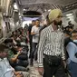 Warga negara India duduk di atas pesawat militer India untuk dievakuasi setelah pengambilalihan Afghanistan oleh pejuang Taliban di bandara di Kabul (17/8/2021).  India mengevakuasi lebih dari 170 warganya dari Kabul pada Selasa, termasuk Duta Besar India untuk Afghanistan. (AFP Photo)