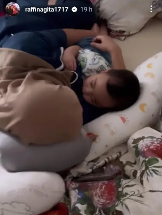 Potret Sus Rini yang biasa merawat anak kedua tampak tidur pulas sambil memeluk Rayyanza alias Cipung. [Instagram/raffinagita1717]