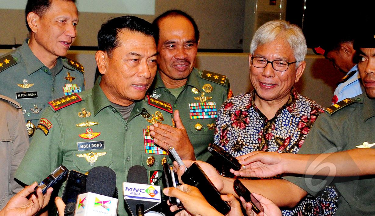 Panglima TNI Moeldoko saat memberikan keterangan kepada wartawan di Markas Besar TNI, Cilangkap, Jakarta, Kamis (12/3/2015). Program TNI mendengar mengangkat tema ketahanan di bidang energi dengan berbagai permasalahannya. (Liputan6.com/Yoppy Renato)