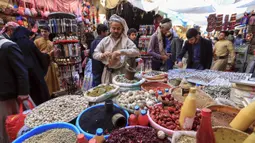 Warga berbelanja menjelang bulan suci Ramadan di pasar kota tua Sanaa, Yaman, Sabtu (18/4/2020). Di tengah pandemi virus corona COVID-19, umat muslim di Yaman dilarang untuk menggelar buka puasa bersama hingga salat berjemaah di masjid. (Mohammed HUWAIS/AFP)