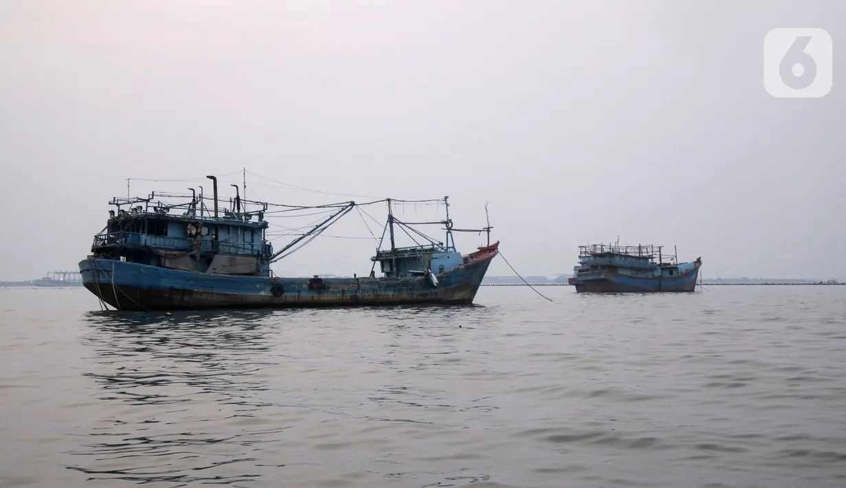 Kapal tangkap ikan GT 30 terlihat di Pelabuhan Muara Baru dan Pelabuhan Angke, Jakarta, Sabtu (9/10/2021). Ratusan nelayan memilih tidak melaut untuk memprotes terbitnya PP Nomor 85 Tahun 2021 KKP terkait tarif atas jenis Penerimaan Negara Bukan Pajak (PNBP). (merdeka.com/Imam Buhori)