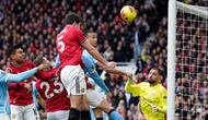 Bek Manchester United Harry Maguire menanduk bola ke gawang Manchester City pada laga Liga Inggris 2025/2026 di Old Trafford, Sabtu (17/1/2026). (AP Photo/Dave Thompson)