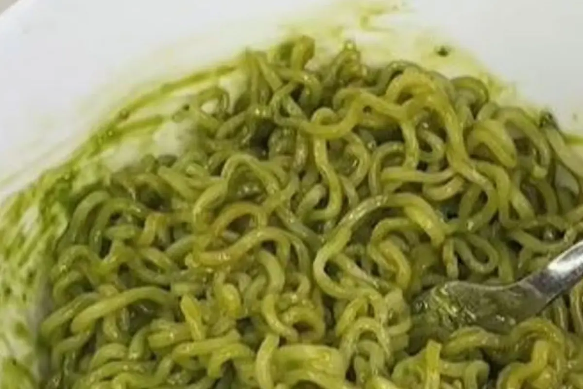 Wanita Bikin Mi Instan dengan Bumbu Matcha, Rasanya Tak Terduga