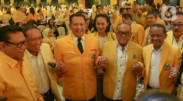 Calon Ketua Umum Partai Golkar Bahlil Lahadalia (kanan) bersama Ketua Dewan Pembina DPP Partai Golkar Aburizal Bakrie (keempat kiri) saat pembukaan Musyawarah Nasional (Munas) XI di Jakarta Convention Center (JCC), Jakarta, Selasa (20/8/2024). (Liputan6.com/Herman Zakharia)