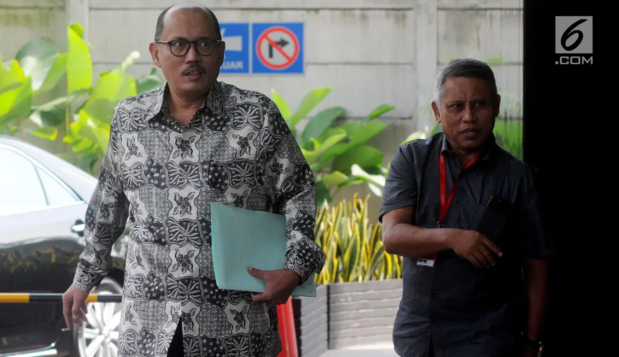 Staf ahli Menteri Agama Lukman Hakim Saifuddin, Janedjri M Gaffar tiba untuk menjalani pemeriksaan di Gedung KPK, Jakarta, Kamis (11/4). Janedjri diperiksa sebagai saksi untuk tersangka Romahurmuziy terkait kasus jual beli jabatan di lingkungan Kementerian Agama. (merdeka.com/Dwi Narwoko)