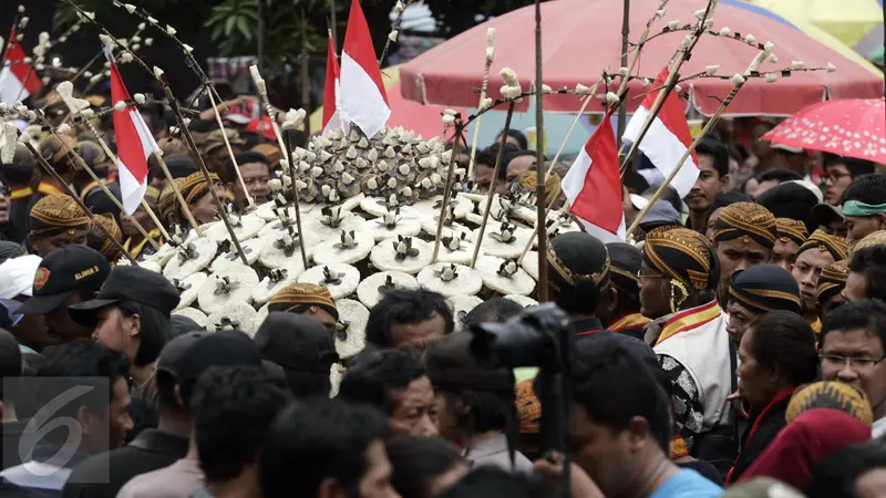 20151224-Tradisi Maulid Nabi, Ribuan Warga Berebut 6 Gunungan Sekaten-Solo