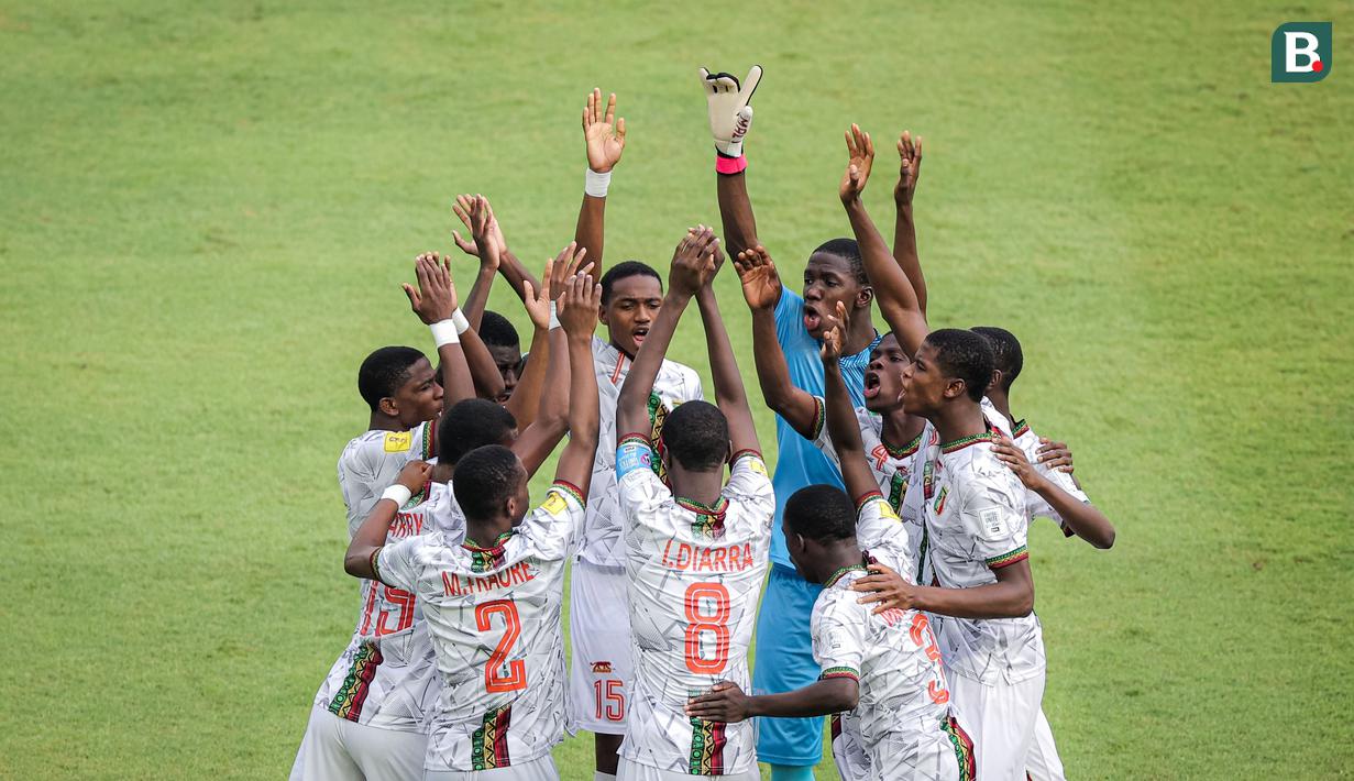 <p>Selebrasi pemain Timnas Mali U-17 setelah menjebol gawang Timnas Kanada U-17 dalam pertandingan Grup B Piala Dunia U-17 2023 yang berlangsung di Stadion Gelora Bung Tomo, Surabaya, Kamis (16/11/2023). (Bola.com/Bagaskara Lazuardi)</p>