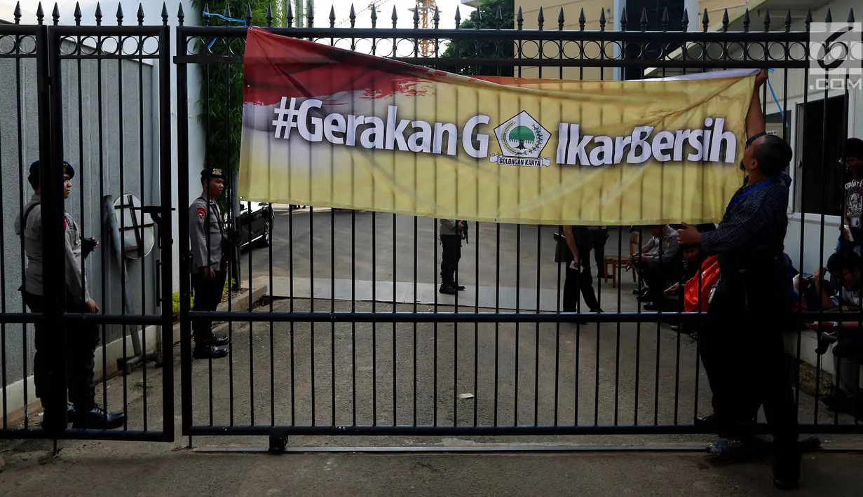 Anggota Gerakan Muda Partai Golkar (GMPG) memasang spanduk bertuliskan "#Gerakan Golkar Bersih" di kantor DPP Partai Golkar, Jakarta, Selasa (25/7). GMPG mendeklarasikan "#Gerakan Golkar Bersih Melawan Golkar Korup". (Liputan6.com/Johan Tallo)