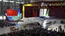 Pesawat C919 saat diperkenalkan oleh Aircraft Corp of China ( Comac) di Pabrik Comac, Shanghai, China, (2/11/2015). Comac sudah menerima 517 pesanan untuk pesawat C919 ini. (REUTERS/Stringer)