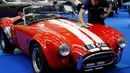 Pekerja memoles mobil AC Cobra MK4 keluaran tahun 1989 saat pelelangan Coys di London, Inggris (11/4). Mobil ini diperkirakan dilelang seharga 156,000-195.000 USD atau 138,000-173,000 euro. (AP Photo / Frank Augstein)