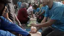 Sejumlah warga mengikuti sosialisasi siaga bencana di kawasan Bundaran HI, Jakarta, Minggu (15/4). Kegiatan ini digelar untuk memberikan wawasan kepada warga dalam menangani korban yang mengalami pernapasan terhenti. (Merdeka.com/Iqbal S Nugroho)