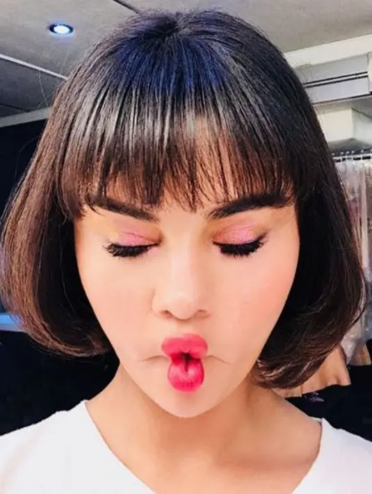 Gaya bob dengan poni yang dipilih Selena Gomez sebagai gaya terbarunya ternyata menambat hati Justin Bieber. (instagram/hungvanngo)