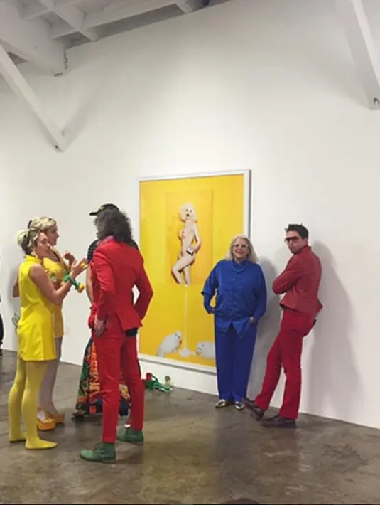 Tertangkap kamera foto candid dengan cincin pertunangannya, Cyrus tetap mengelak dan membantah bahwa itu bukanlah cincin tunangannya dengan Liam. (Instagram/thejunkfairyokc)