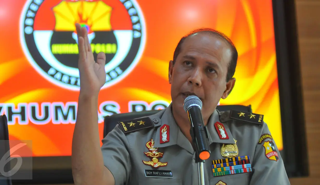 Irjen Boy Rafli Amar memberi keterangan terkait pelaku penyebar isu Rush Money di Mabes Polri, Jakarta, Sabtu (26/11).Tersangka adalah seorang guru SMK di Pluit, Jakarta Utara, berinisial AR alias Abu Uwais berusia 31 tahun. (Liputan6.com/Angga Yuniar)
