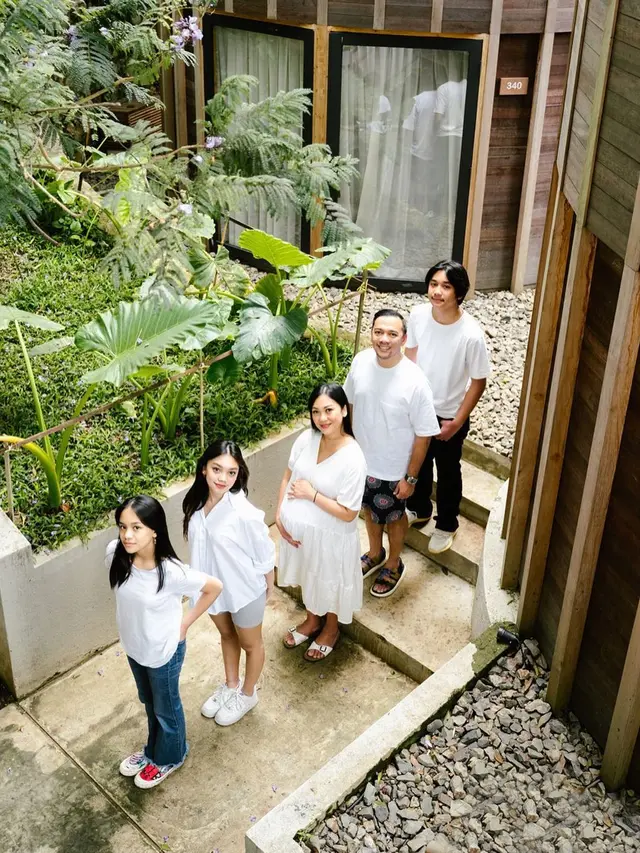 6 Gaya Pemotretan Keluarga The Baldys, Baby Bump Nola B3 Curi Perhatian