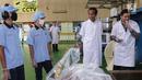 Presiden Jokowi didampingi President Direktur  PT Mayora Group Andre Atmadja meninjau pabrik Mayora di Cikupa Tangerang, Senin (18/2) . Mayora Indah telah mengekspor lebih dari 100 negara. (Liputan6.com/Fery Pradolo)