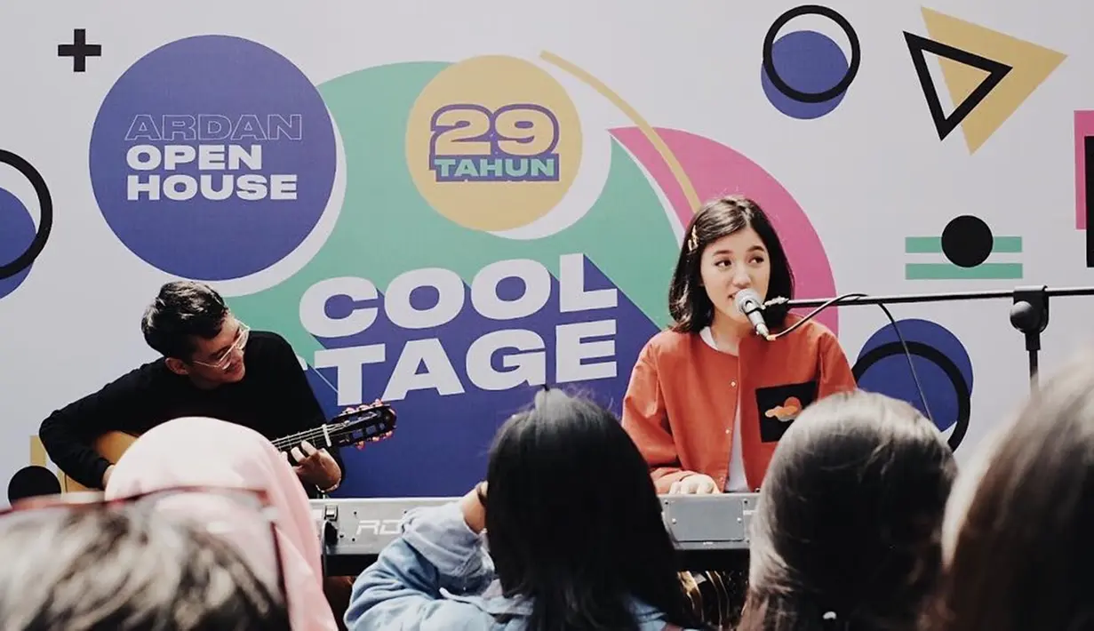 Saat di atas panggung, dirinya kerap memainkan alat musik andalannya yaitu piano. Aktris kelahiran tahun 96 ini selalu tampil dengan gaya pakaian casual di setiap penampilannya, baik di atas panggung maupun dalam kegiatan sehari-hari. (Liputan6.com/IG/@ifyalyssa)
