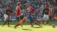 Pemain Manchester United, Anthony Martial, mencetak gol pertama ke gawang Southampton dalam lanjutan Liga Premier Inggris di Stadion St. Mary, Southampton, Minggu (20/9/2015). (Reuters/Stefan Wermuth)