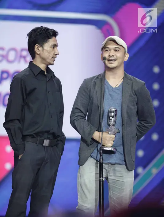 Perwakilan Band Payung Teduh memberi sambutan saat menerima penghargaan kategori Lagu Pop Paling Ngetop dalam acara SCTV Music Awards 2018 di Studio 6 Emtek, Jakarta, Jumat (27/4). (Liputan6.com/Faizal Fanani)
