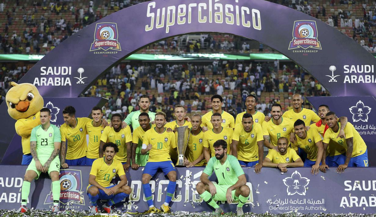 Para pemain Brasil melakukan selebrasi usai mengalahkan Argentina pada laga persahabatan di Stadion King Abdullah, Jeddah, Selasa (16/10/2018). Brasil menang 1-0 atas Argentina. (AP/STR)