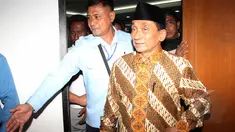 Mantan Bupati Bangkalan, Fuad Amin saat menghadiri sidang di Pengadilan Tipikor, Jakarta, Senin (23/3/2015). Fuad menjadi saksi Antonius Bambang Djatmiko atas kasus dugaan suap jual beli gas alam di Bangkalan, Jawa Timur. (Liputan6.com/Helmi Afandi)