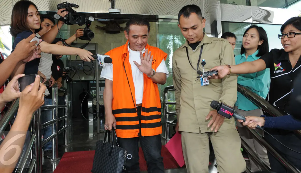 Tersangka kasus dugaan korupsi Dermaga Labuhan Haji Lombok, Ichsan Suaidi keluar dari gedung KPK usai menjalani pemeriksaan, Jakarta, Rabu (16/3/2016). Ichsan diperiksa sebagai saksi untuk tersangka Awang Lazuardi Embat. (Liputan6.com/Helmi Afandi)