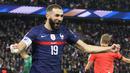 Penyerang Prancis, Karim Benzema berselebrasi usai mencetak gol ke gawang Kazakhstan pada kualifikasi grup D Piala Dunia 2022 di stadion Parc des Princes di Paris, Prancis, Minggu (14/11/2021). Benzema mencetak dua gol dan mengantar Prancis menang telak atas Kazakhstan 8-0. (AP Photo/Michel Euler)