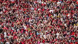 Suporter memberikan penghormatan kepada pelatih Liverpool, Jurgen Klopp, saat seremoni perpisahan setelah laga melawan Wolverhampton Wanderers pada pekan terakhir Liga Inggris di Stadion Anfield, Minggu (19/05/2024). (AP Photo/Jon Super)