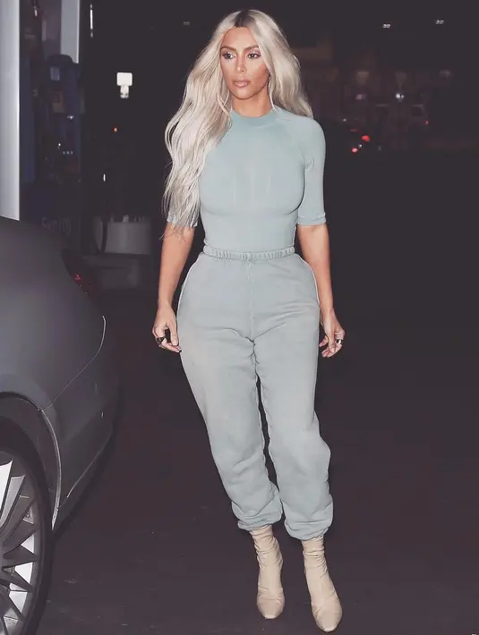 Nah ini ketika dirinya nggak memakai pakaian yang seksi. Entah kenapa aura keseksiannya pun masih ada. Bener nggak, girls? (instagram/kimkardashian)