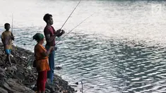 Warga memancing ikan di Danau Setu Babakan di Jagakarsa, Jakarta, Minggu (11/6). Memancing menjadi kegiatan warga sekitar Setu untuk mengisi waktu Ngabuburit. (Liputan6.com/Yoppy Renato)