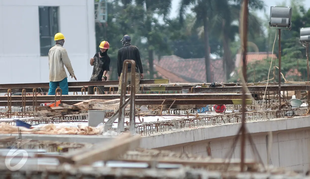 Sejumlah pekerja menyelesaikan pembangunan Tol Tol Depok-Antasari (Desari) di Jalan TB Simatupang, Jakarta, Kamis (13/10). Jalan Tol sepanjang 21 km ini diprediksi akan rampung pada 2018 mendatang. (Liputan6.com/Yoppy Renato)