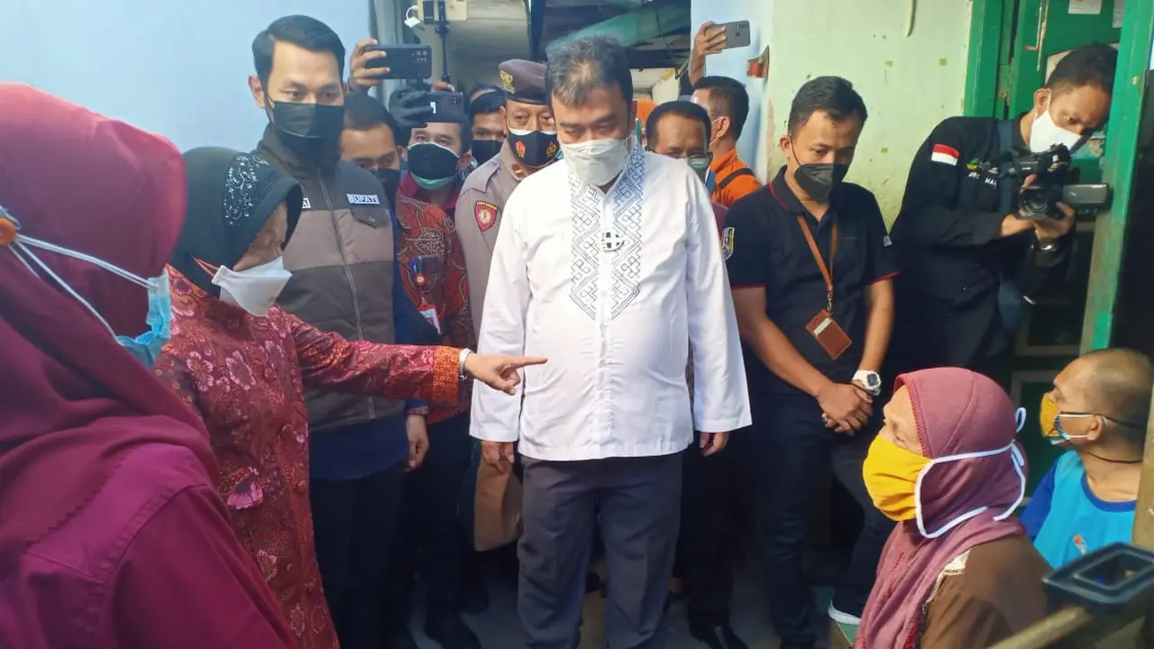 Risma saat blusukan di Tuban. (Ahmad Adirin/Liputan6.com)
