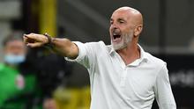 Pelatih AC Milan, Stefano Pioli, memberikan arahan kepada pemainnya saat menghadapi Juventus pada laga lanjutan Serie A pekan ke-31 di Stadion San Siro, Rabu (8/7/2020) dini hari WIB. AC Milan menang 4-2 atas Juventus. (AFP/Miguel Medina)