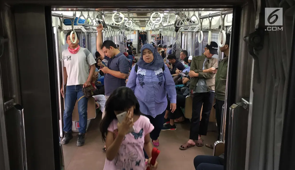 Penumpang memadati gerbong KRL Commuter Line di Jakarta, Sabtu (27/1). PT Kereta Commuter Indonesia, operator KRL Commuter Line menargetkan mengangkut 320,03 juta penumpang atau naik 9,5 persen. (Liputan6.com/Immanuel Antonius)