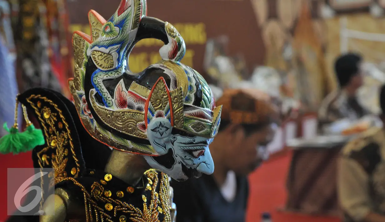 Sebuah wayang golek dipajang saat Festival Naskah Nusantara, Perpustakaan Nasional, Jakarta (14/9/2015). Wayang golek di bandrol 400 ribu rupiah hingga jutaan rupiah. (Liputan6.com/ Gempur M Surya)