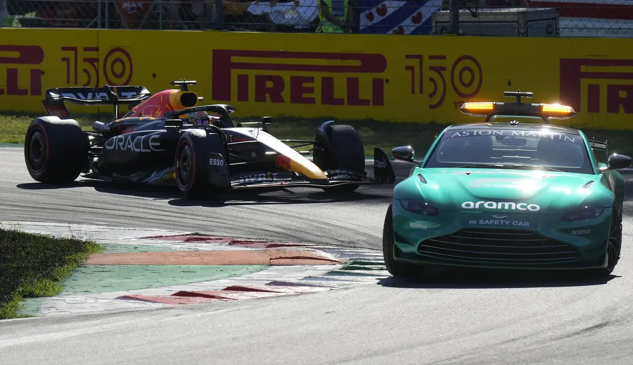 Saat balapan menyisakan lima lap lagi, safety car memasuki lintasan usai terjadi kendala mesin pada mobil McLaren yang diawaki Daniel Ricciardo. (AP/Luca Bruno)