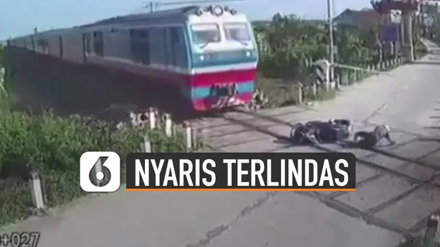 Beredar video cctv memperlihatkan detik-detik seorang pemotor hampir terlindas kereta api. Beruntungnya pemotor itu masih bisa menyelematkan diri.